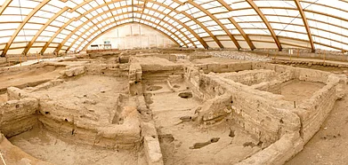 Shutterstock : Prehistoric mudbrick dwellings in the North Shelter of the East Mound of the atalhyk archaeological site.
