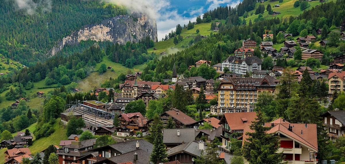 A small mountain community, Wengen, is located above Lauterbrunnen. Credit Wikimedia Commons