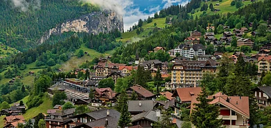 A small mountain community, Wengen, is located above Lauterbrunnen. Credit Wikimedia Commons