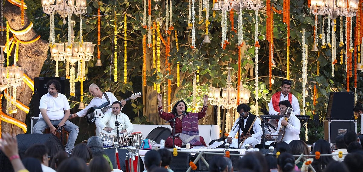 Seth performing at Gul