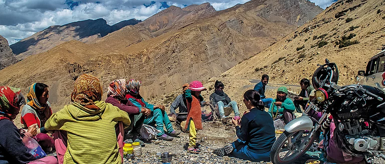 The sense of community and camaraderie among the travellers - null