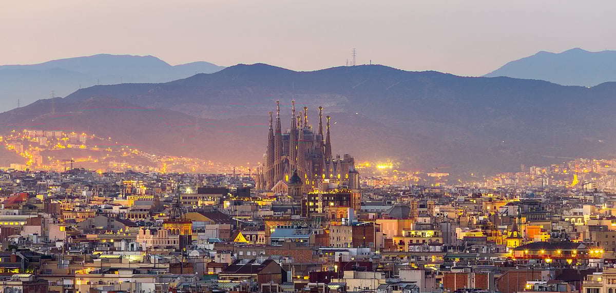 Shutterstock : Barcelona city skyline and La Sagrada Familia at dusk 