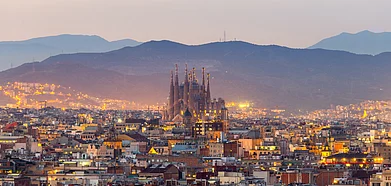 Shutterstock : Barcelona city skyline and La Sagrada Familia at dusk