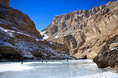 Walking along a frozen Zanskar Gaurav Manu / Flickr