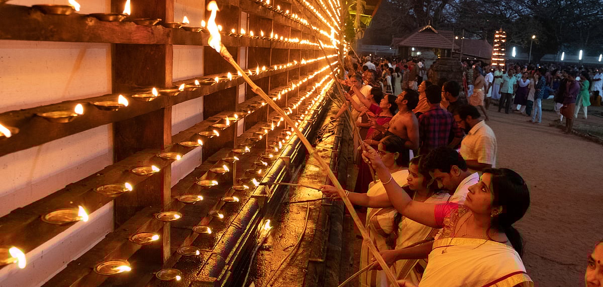 People light diyas in Vadakkumnathan temple in Thrissur
