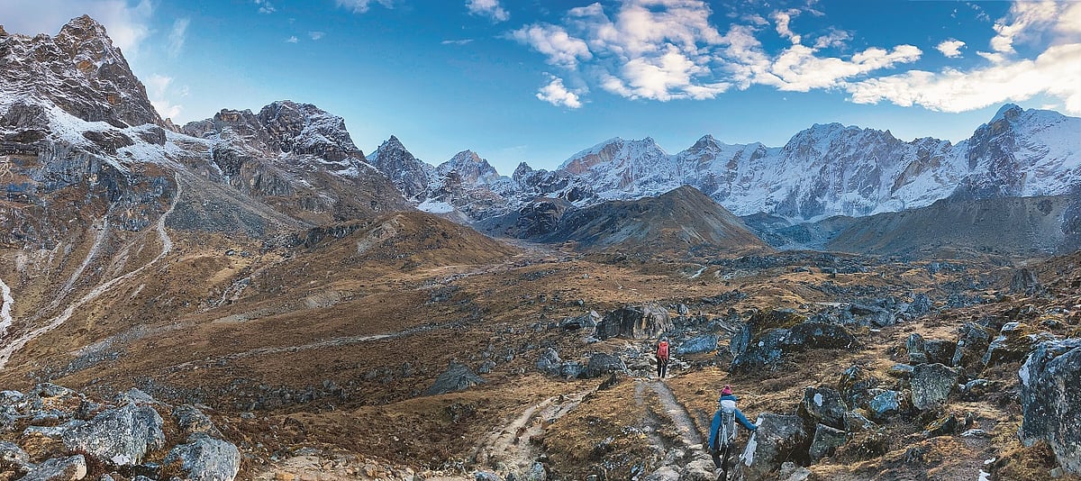 A team of trekkers ascends the Cho La