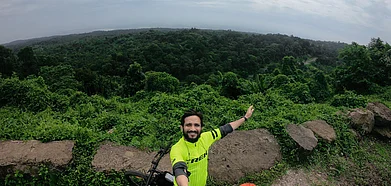 Author : On the way to Shongpdeng, with Bangladesh in the background