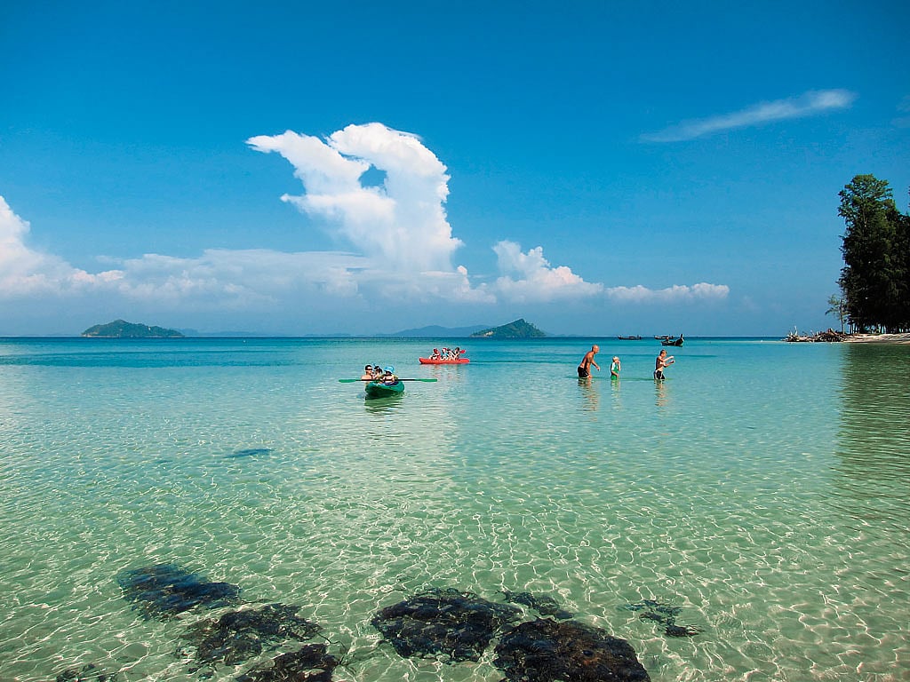 Shutterstock : Koh Bulon Lae, an island on the Andaman Coast of Thailand