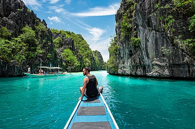 Shutterstock : A traveller explores the natural sights around El Nido in Palawan, Philippines