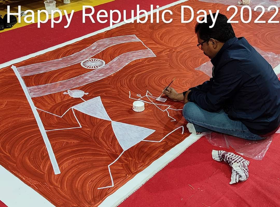 World Craft Council Award winner, warli artist, Anil Vangad at work, in Ganjad village. Credit facebook.com/anil.vangad