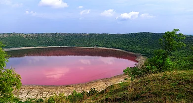 Shutterstock/MudaCom : The Lonar crater in Buldhana, Maharashtra
