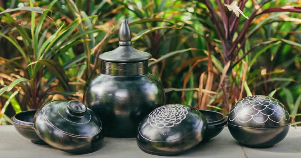 Wikimedia Commons/Aishik Rehman : GI-tagged Nizamabad black pottery products. 