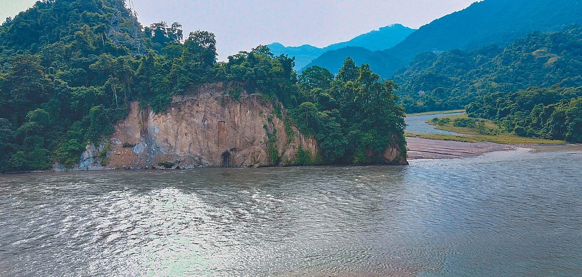 According to some local elders, there is a kingdom inside the cave