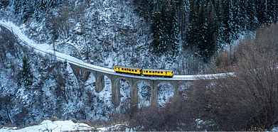 Shutterstock : Little Yellow Train travelling in winter, in Mont-Louis, Pyrenees-Orientales, France.