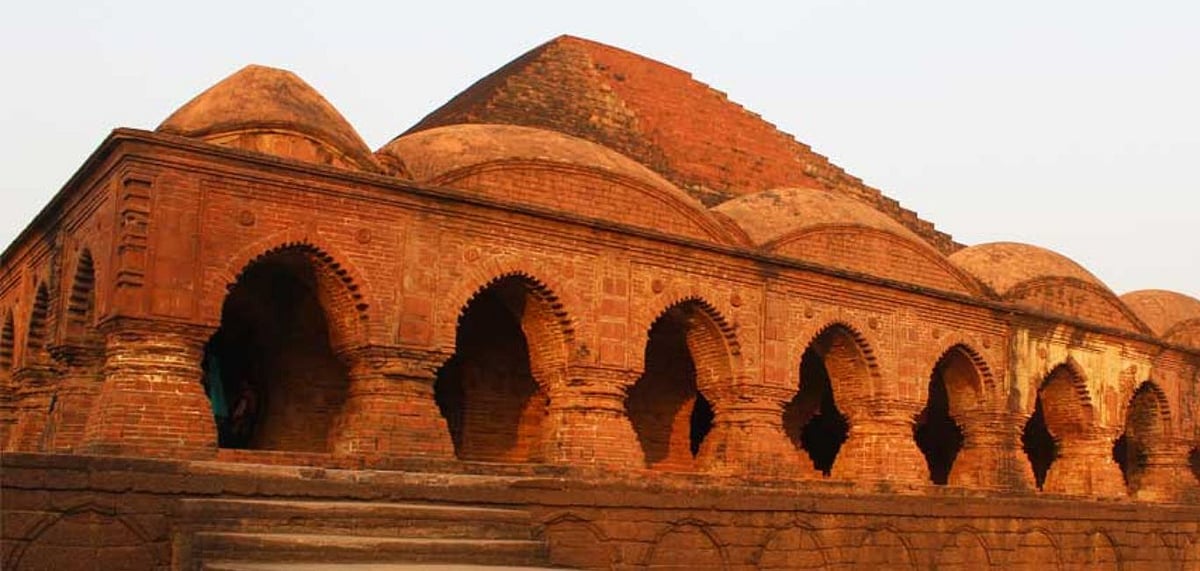 Bishnupur, which once was the cultural capital of India, has a number of alluring attractions ranging from its handicrafts to its beautiful handloom sarees and of course- the music. Picture credit Get Bangla/website