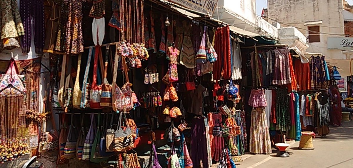 Take your pick between leather goods, camel covers, beautiful block prints, and tie-dye fabrics in brilliant colours. Credit Wikimedia commons