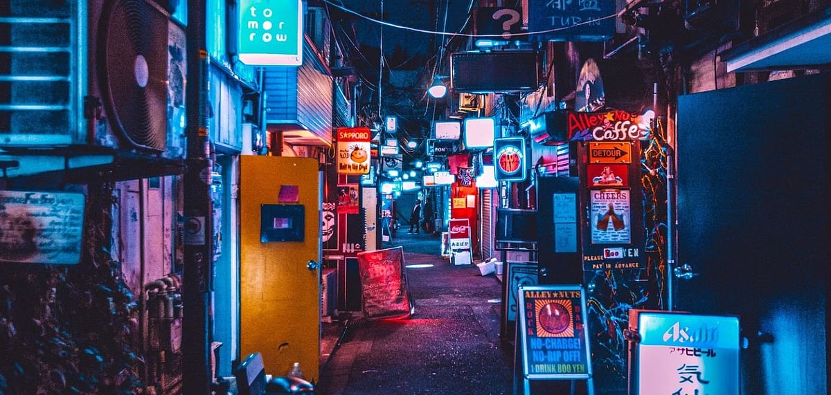 Benjamin Hung/Unsplash : This alley is a great place for a night out to experience the bygone era of old Tokyo but taking pictures is prohibited. 