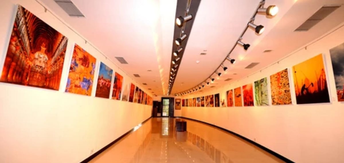 Jehangir Art Gallery is one of the most famous art gallery in Kala Ghoda, Fort. Credit Shutterstock