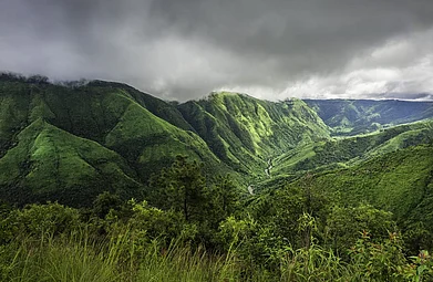www.shutterstock.com / Daniel J. Rao : The beautiful Khasi hills of Meghalaya are untouched by tourism.