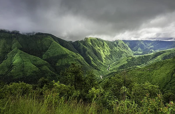 www.shutterstock.com / Daniel J. Rao : The beautiful Khasi hills of Meghalaya are untouched by tourism.