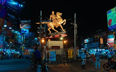 In Shyambazar, several 100-year-old food joints continue to serve delicious meals. Photo credit suprabhat/Shutterstock.com