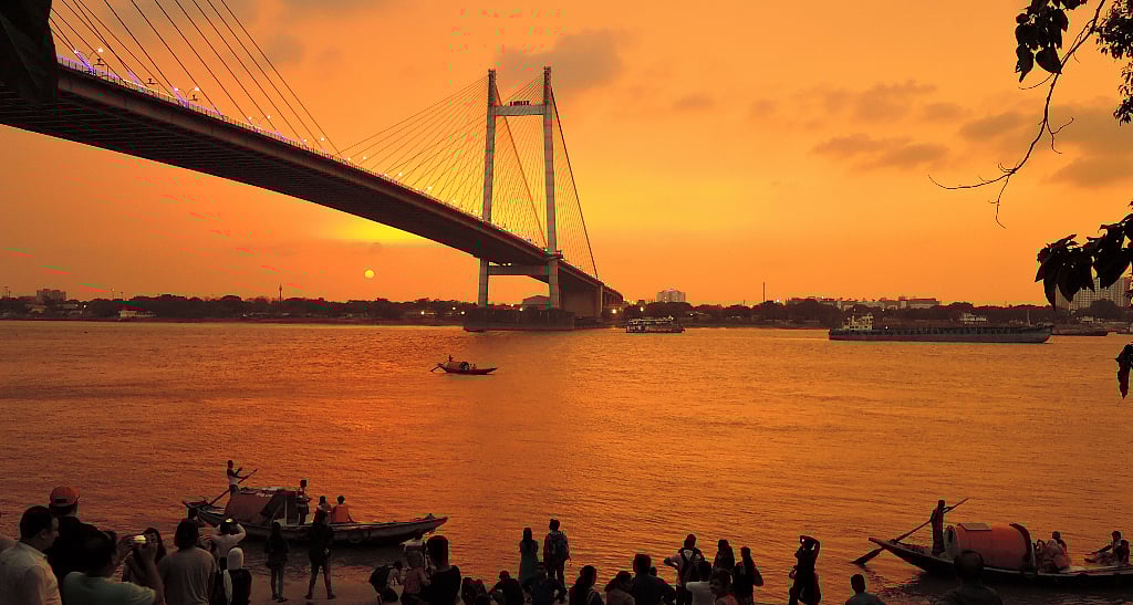 Shutterstock : Go for an evening cruise on the Hooghly this Holi