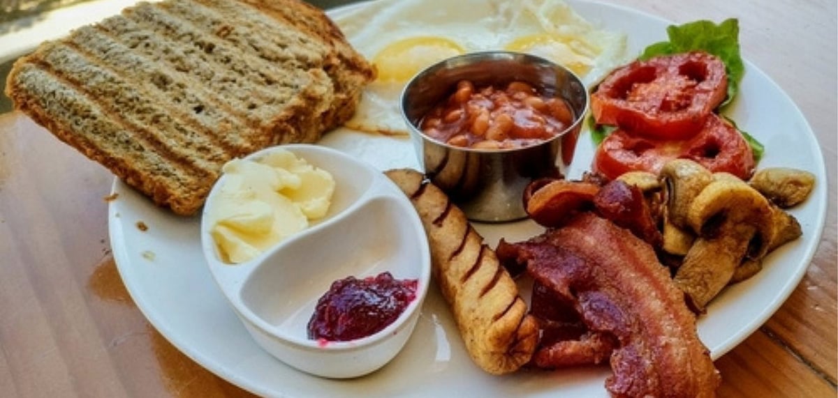 English breakfast served at a Manali cafe, Photo Credit Shutterstock