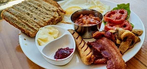 English breakfast served at a Manali cafe, Photo Credit Shutterstock