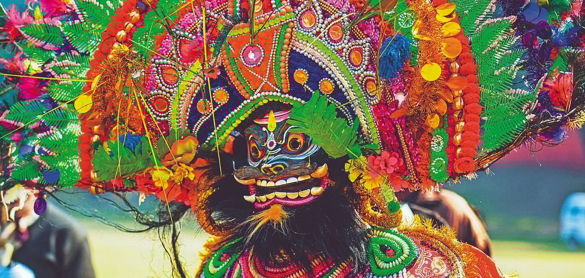 Shutterstock : A Chhau performance in Jharkhand