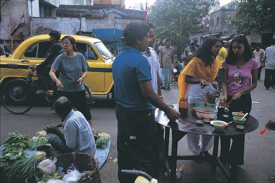 Streetside meal on Bentinck Street