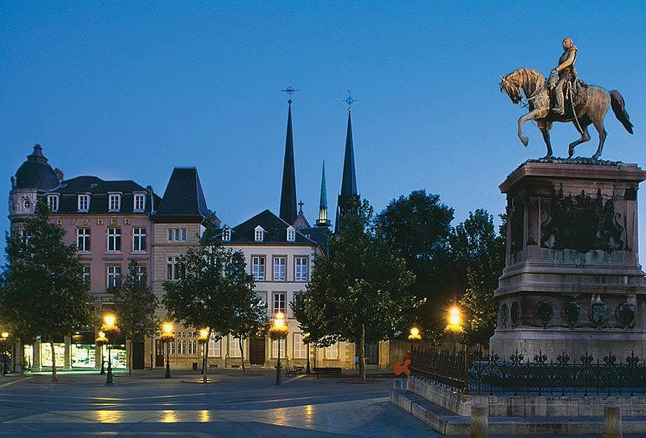 The Town Hall and the statue of William II on horseback