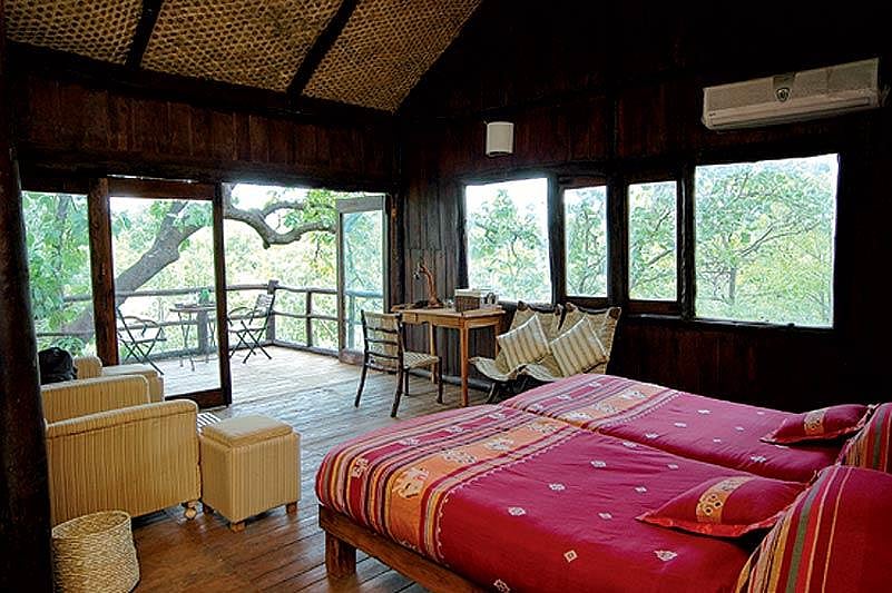 A bedroom with a view at Tree House Hideaway