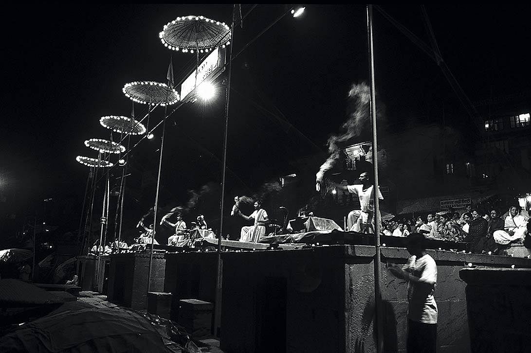 Shutterstock : Evening aarti at the Dashashwamedh ghat