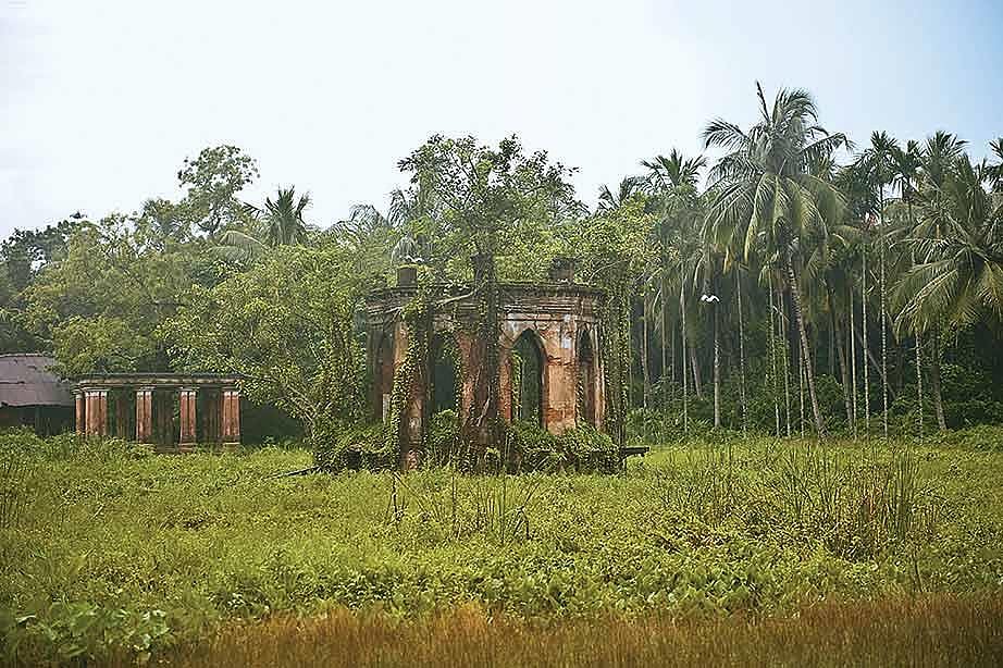 The colonnaded gazebo of Joltungir Bagan at Bawali