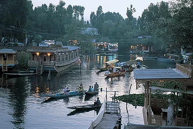 Houseboats line the shore of the Dal Lake
