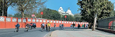 Cycling down from Red Fort towards Jama Masjid, with the Jain Temple in the background