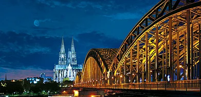 Depositphotos : A bridge across the river Rhein with the Cologne cathedral in the distance