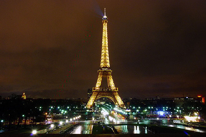 In defiance of terror Paris re-opens tourist sites and attractions for visitors