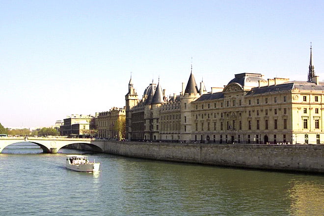 France Paris Gets Pedestrian Friendly