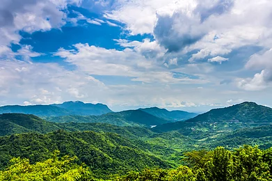 Shutterstock.com / Sohail Ahmed Khan : The rolling hills of Mahabaleshwar