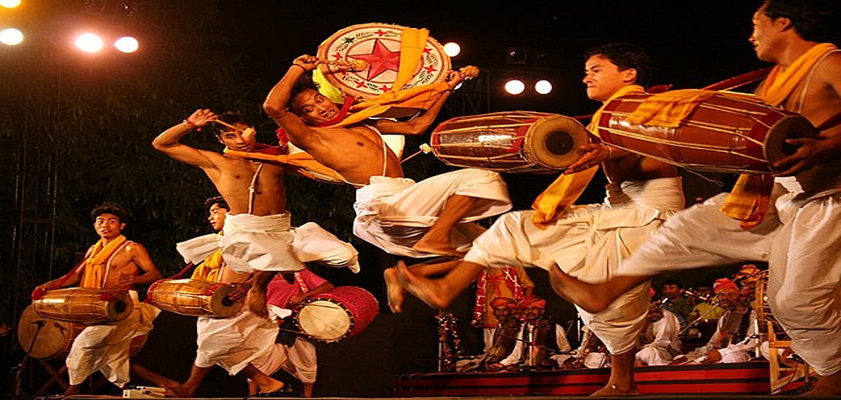 Up to ten dancer-singers and two musicians perform before the devotees