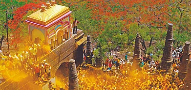 Shutterstock : Devotees throw turmeric as an offering to Lord Khandoba at the Jejuri temple, Maharashtra
