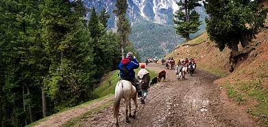 Deposit Photos : A horse ride at Pahalgam in Kashmir