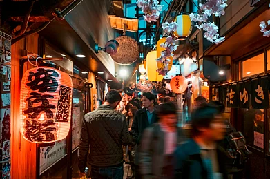 Shutterstock : Tucked away near the bustling West Exit of Shinjuku Station, Omoide Yokocho is a warren of narrow alleys