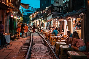 Shutterstock : Popular train street in Hanoi