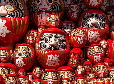 Shutterstock : Daruma Dolls in Japan