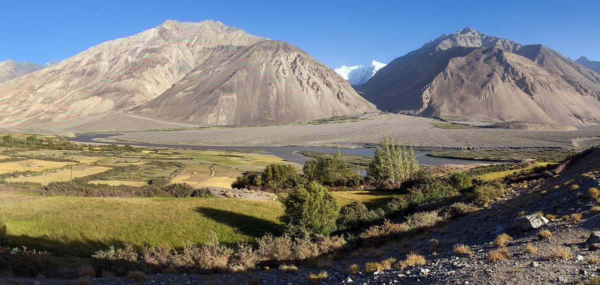 Shutterstock : Travelling along Afghanistans Central Route