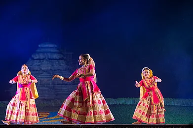 Shutterstock: Shaikh Meraj : Sattriya dancers performing at Konark Sun Temple in Odisha