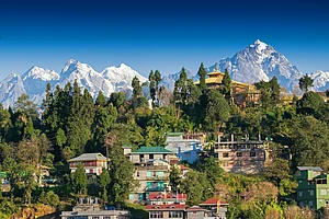 Shutterstock : Himalayan snow peaks over Rinchenpong village in Sikkim