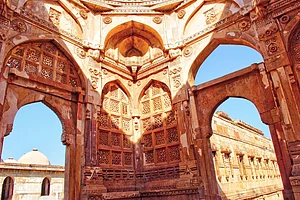Shutterstock : Ruins with intricate carvings at the historical Nagina Masjid in the Champaner-Pavagadh Archaeological Park in Gujarat